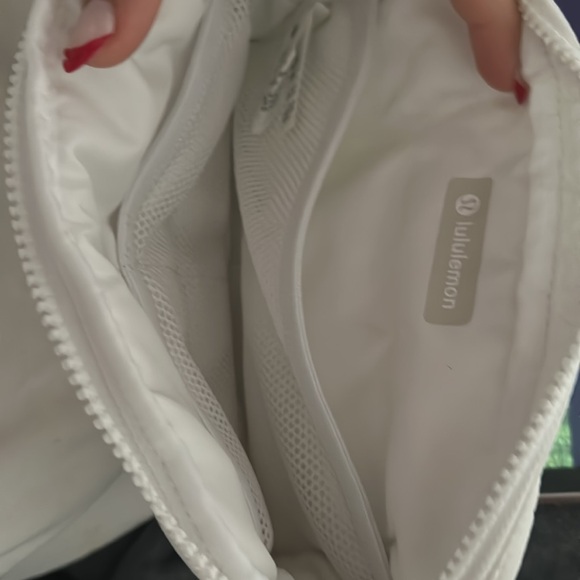 Lululemon Everywhere Belt Bag 2L Wunder Puff 8.27” x 2.24” x 5.75” - Picture 5 of 8